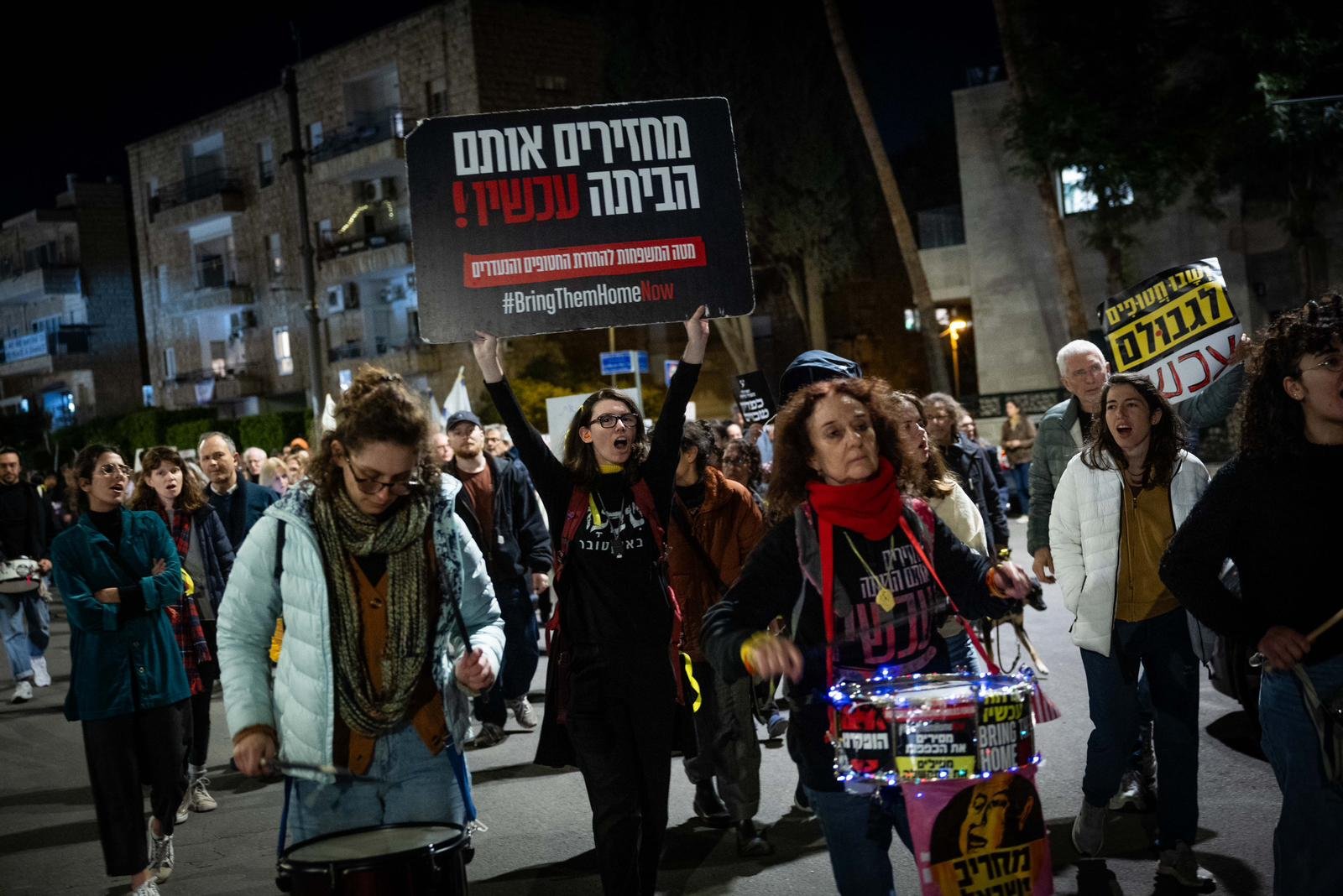 عائلات المحتجزين الإسرائيليين تتظاهر وتعلن الإعتصام- حديث عن صفقة جديدة-2