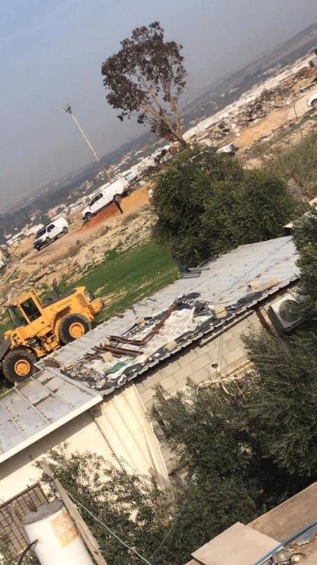 تل السبع: السلطات الإسرائيلية تهدم مخزنًا وحظيرة اغنام-1