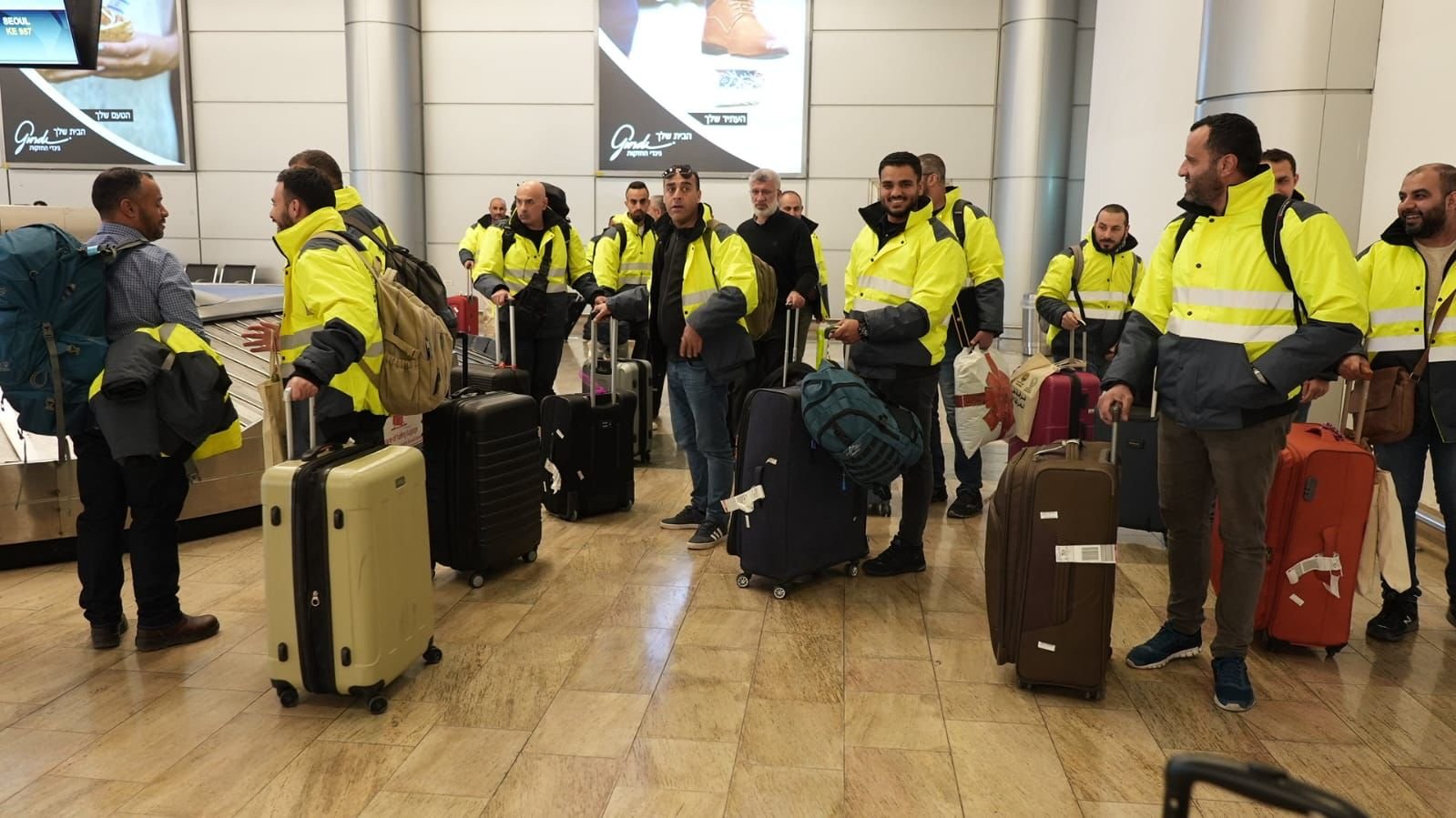 استقبال الوفد الطبي والإغاثي للحركة الإسلامية بالورود في مطار اللد بعد رجوعه من تركيا-2