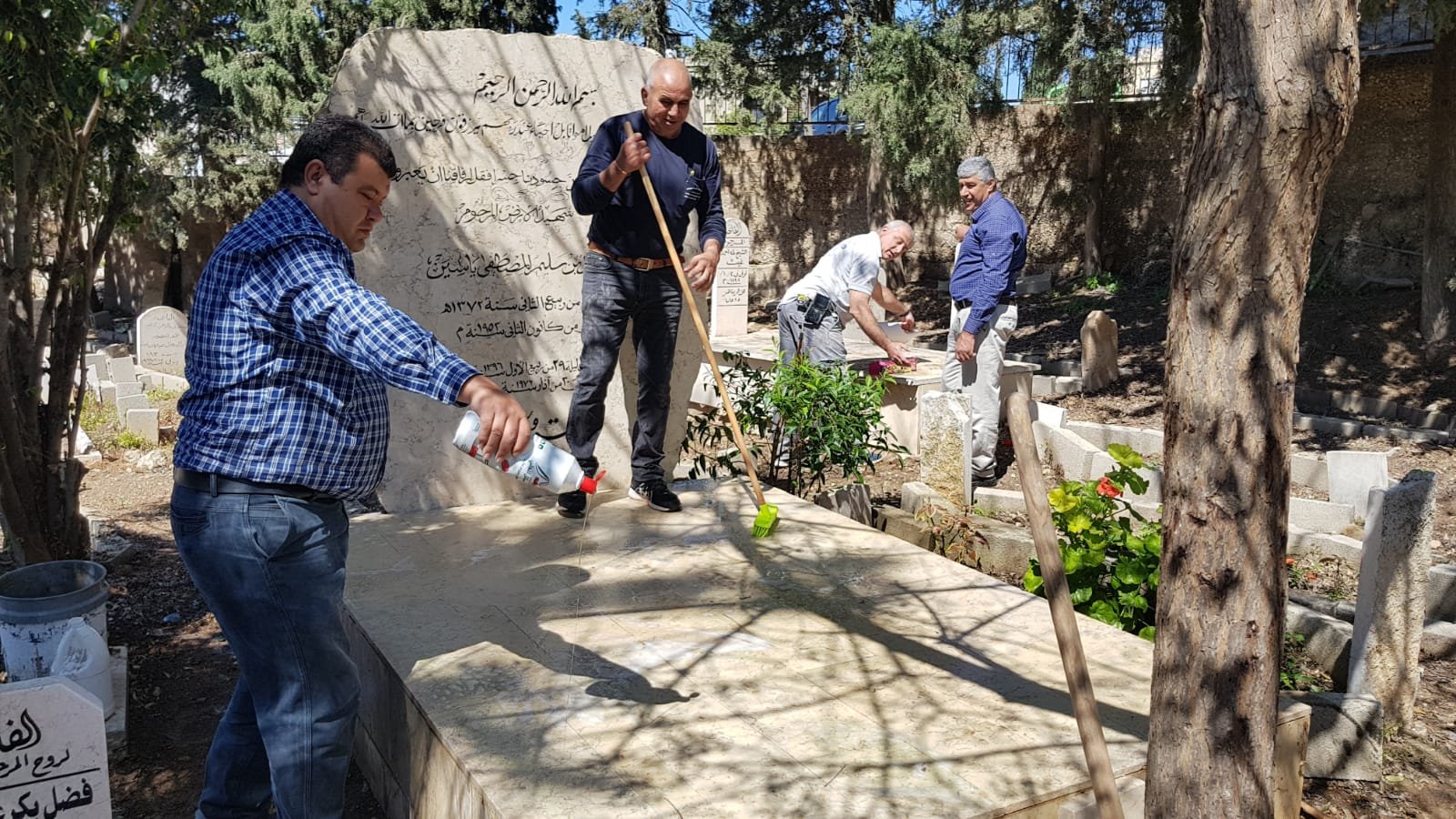 اللجنة الشعبية عرابة وشباب العودة يقومون بحملة تنظيف لضريح الشهيد خير ياسين قبيل ذكرى يوم الأرض -5