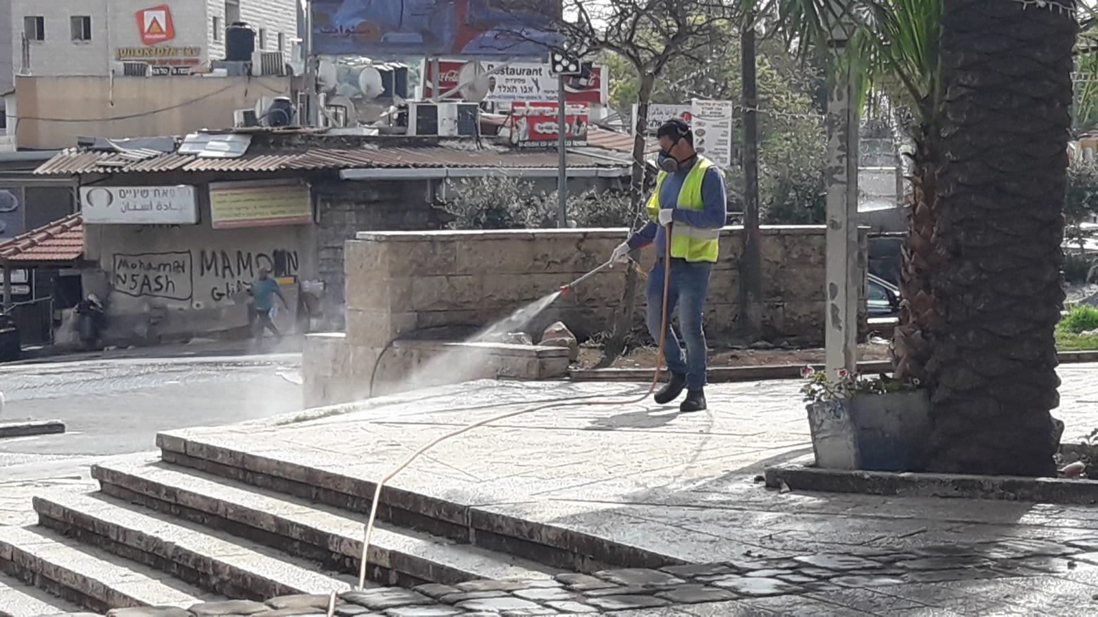 بلدية الناصرة تعقم وتطهر الساحات العامة-0