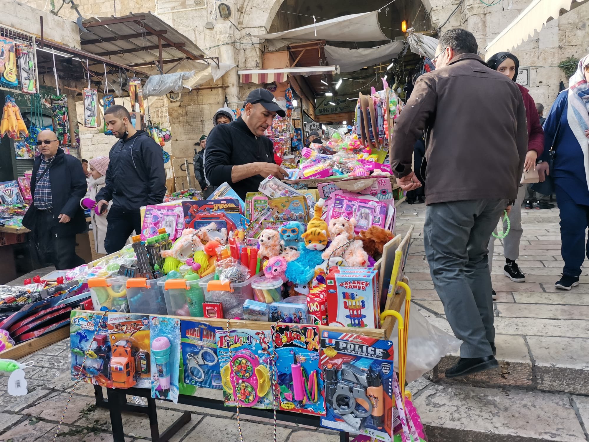 تجار القدس يأملون بانتعاش أسواقها بالزوار والمتسوقين خلال شهر رمضان-2