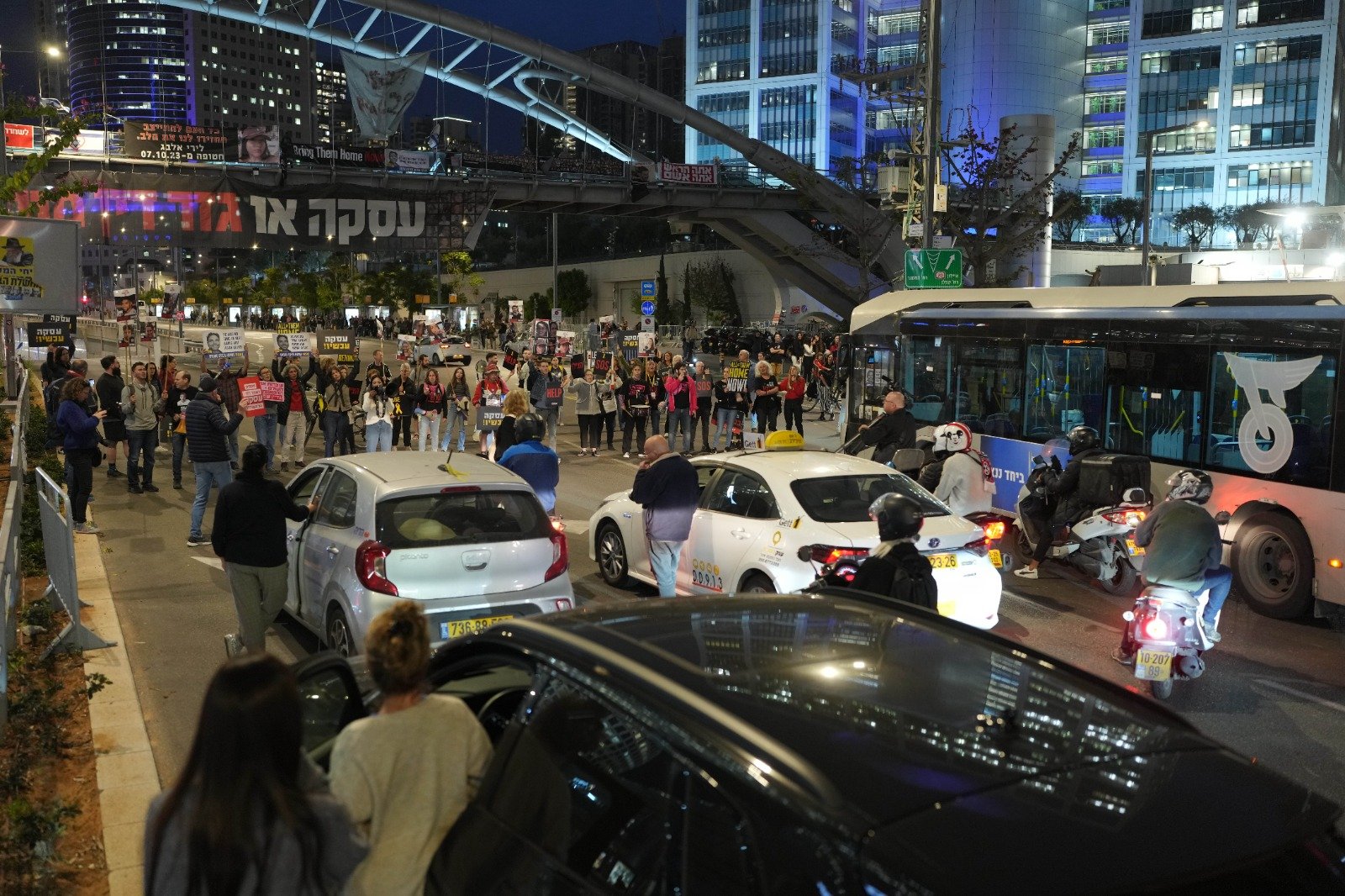 مظاهرات في تل أبيب وحيفا تطالب بصفقة لإعادة المحتجزين واستقالة نتنياهو-0