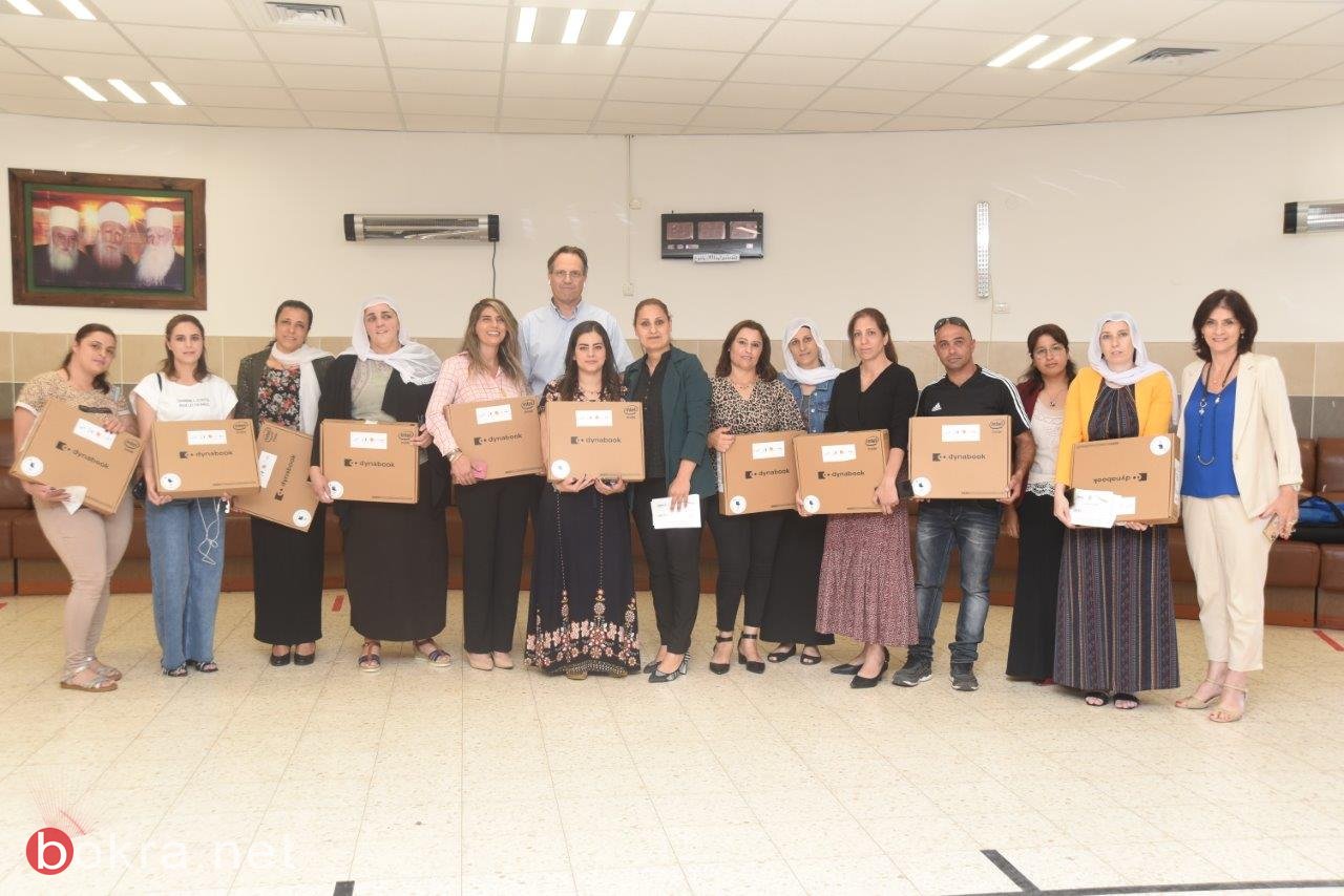 صندوق أثينا يوزع حواسيب على المعلمين في ثلاث مدارس في يانوح جت-2