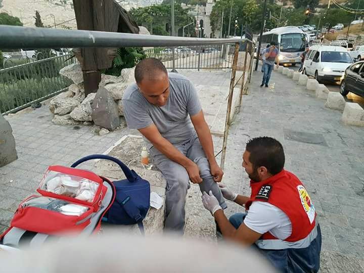 القدس: مواجهات قرب باب الأسباط وأنباء عن إصابة د.مصطفى البرغوثي-4