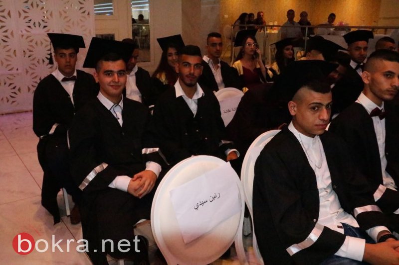 طلاب ثانوية الرينة يحتفلون بتخرجهم بحفل ضخم .. بدون مشاركة المدرسة!-48