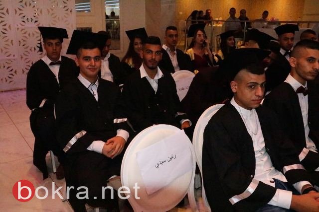 طلاب ثانوية الرينة يحتفلون بتخرجهم بحفل ضخم .. بدون مشاركة المدرسة!-24