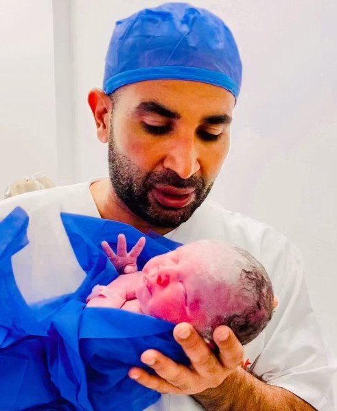 صورة: أحمد سعد يرزق بمولودته الثانية ويؤذن لها-0