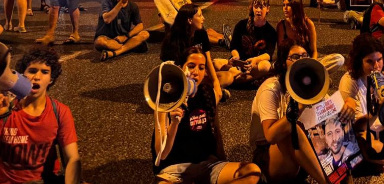 تصعيد في الاحتجاجات واغلاق شوارع بالقدس بعد نهاية اسبوع حافلة بالتظاهرات | نقف معًا: لن نتوقف حتى تتوقف الحرب-0