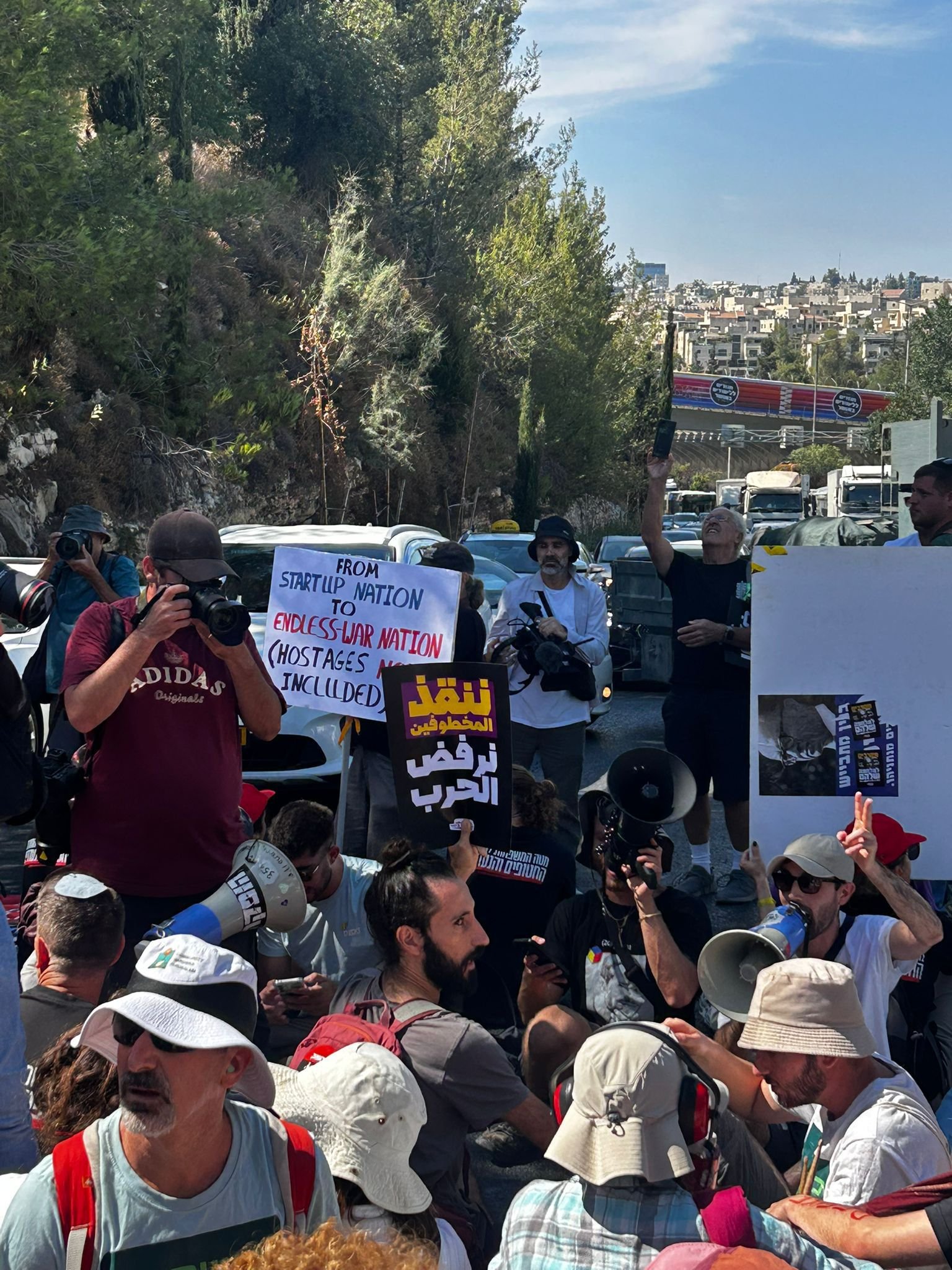 تصعيد في الاحتجاجات واغلاق شوارع بالقدس بعد نهاية اسبوع حافلة بالتظاهرات | نقف معًا: لن نتوقف حتى تتوقف الحرب-21