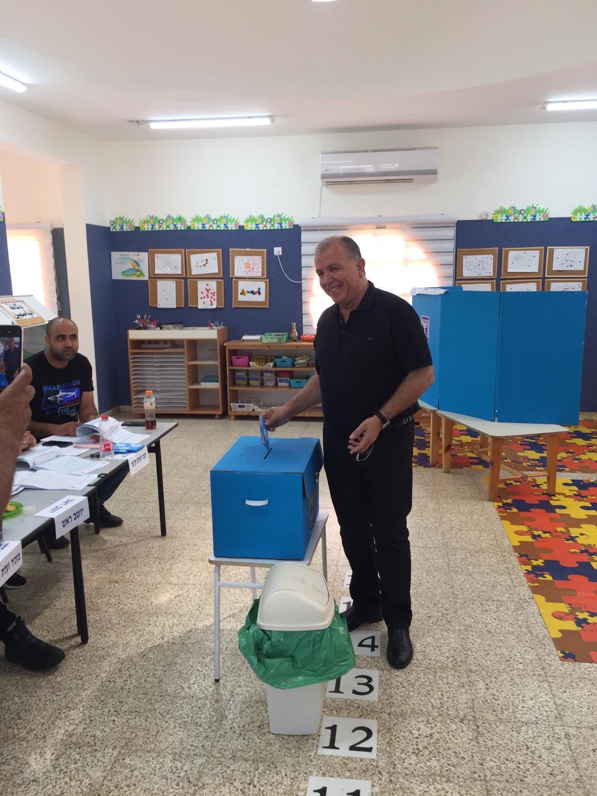 رئيس زيمر تميم ياسين يدلي بصوته.. نسبة التصويت 13%-2