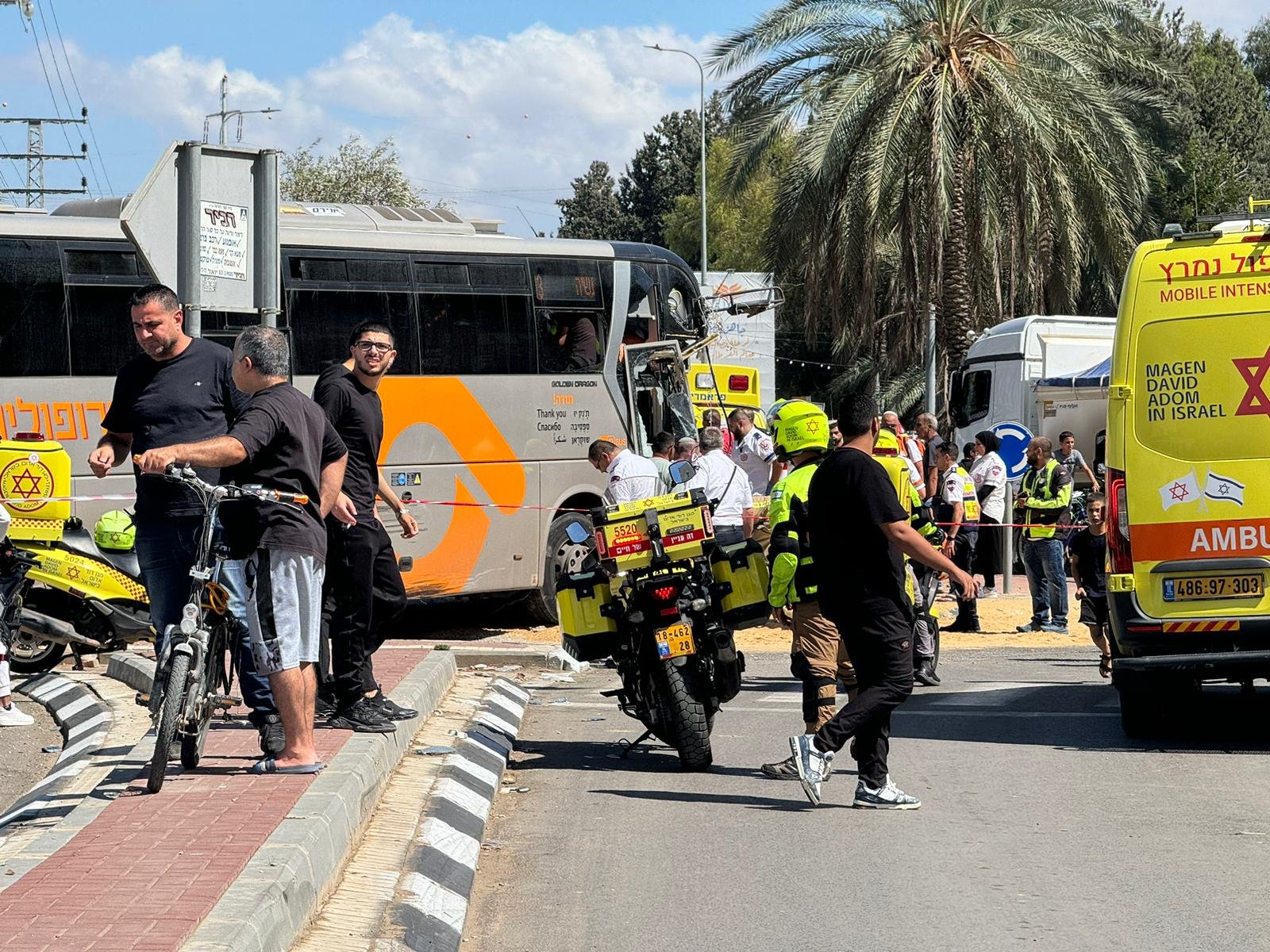 إصابات بحادث طرق في قلنسوة .. سائق حافلة اصيب بوعكة صحية وفقد السيطرة-1