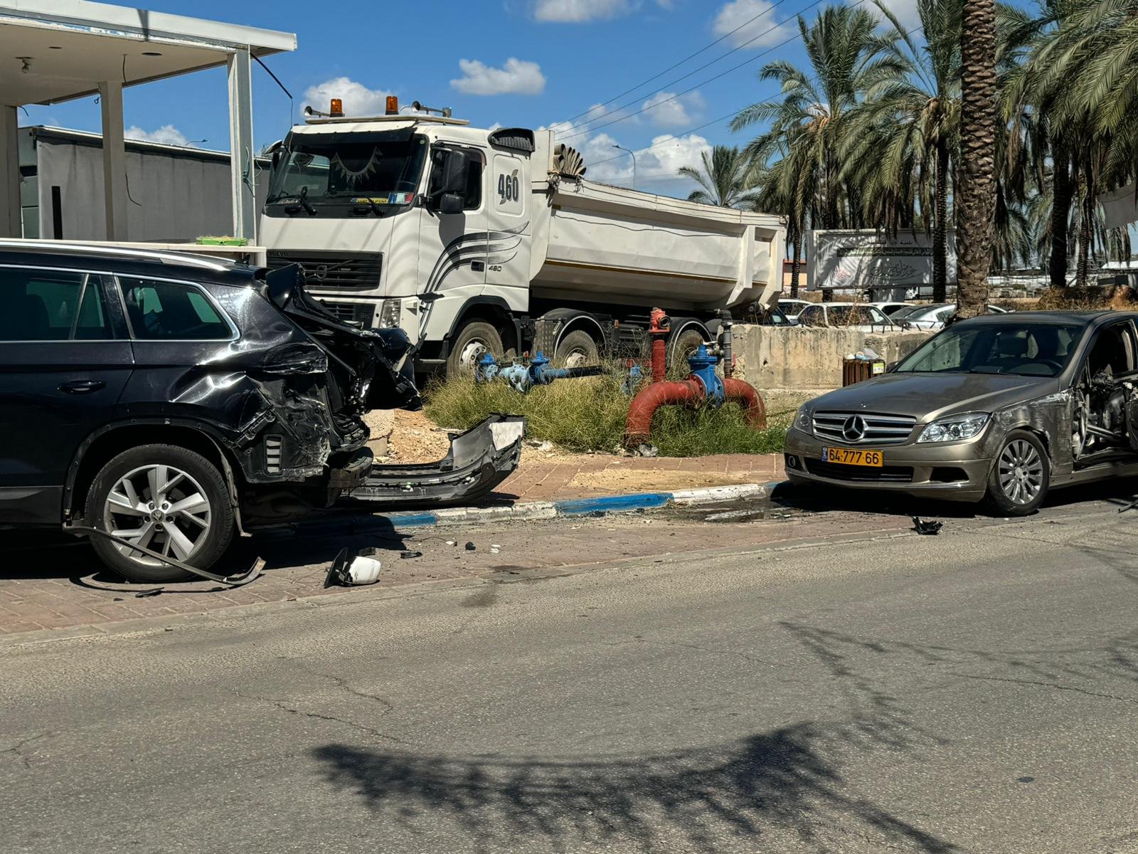 إصابات بحادث طرق في قلنسوة .. سائق حافلة اصيب بوعكة صحية وفقد السيطرة-3