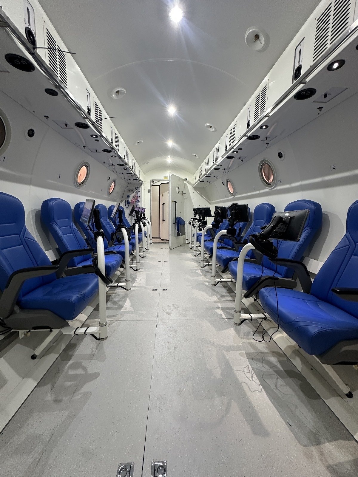 علاج متطور في غرفة الأوكسجين عالي الضغط ينقذ قدم مريض من البتر في مستشفى "زيف"-0