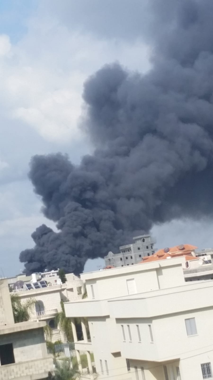 حريق هائل في مخزن بمدينة الطيرة والبحث عن عالقين-0