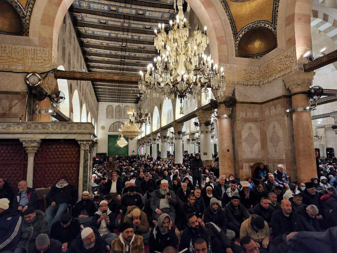 بالصور آلاف المواطنين يؤدون الفجر في المسجد الأقصى بذكرى الإسراء والمعراج-0