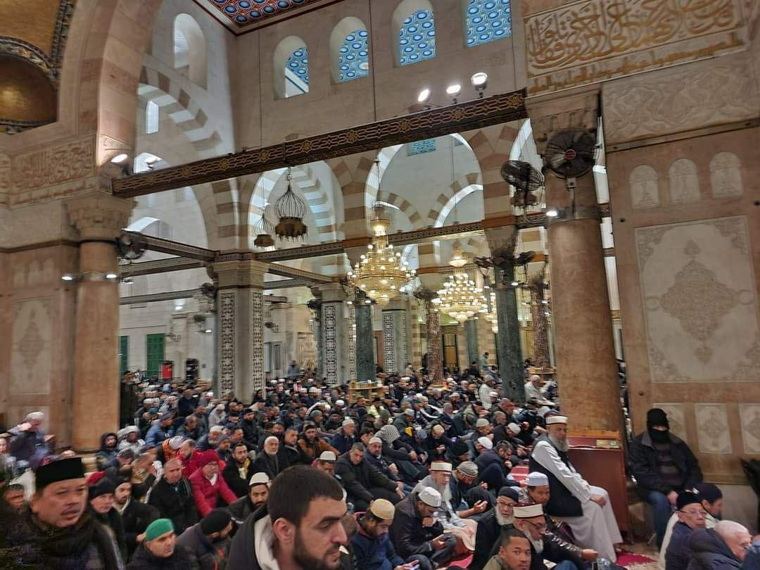بالصور آلاف المواطنين يؤدون الفجر في المسجد الأقصى بذكرى الإسراء والمعراج-1