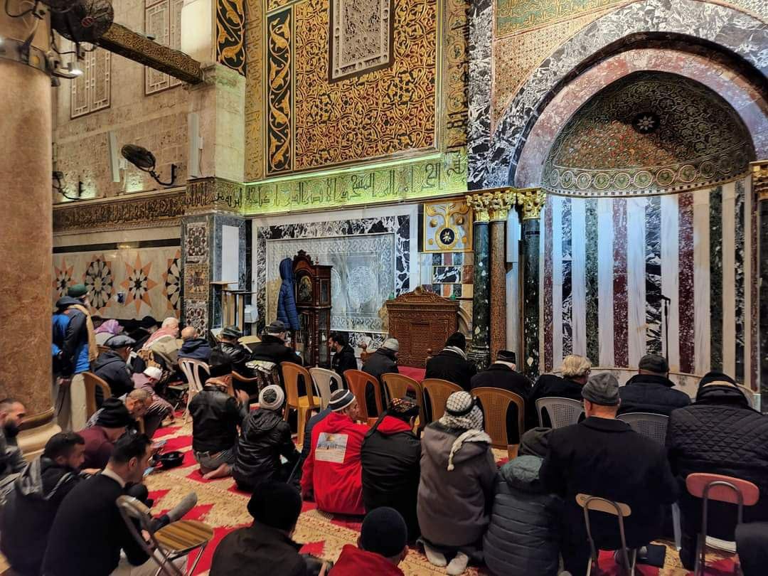بالصور آلاف المواطنين يؤدون الفجر في المسجد الأقصى بذكرى الإسراء والمعراج-2