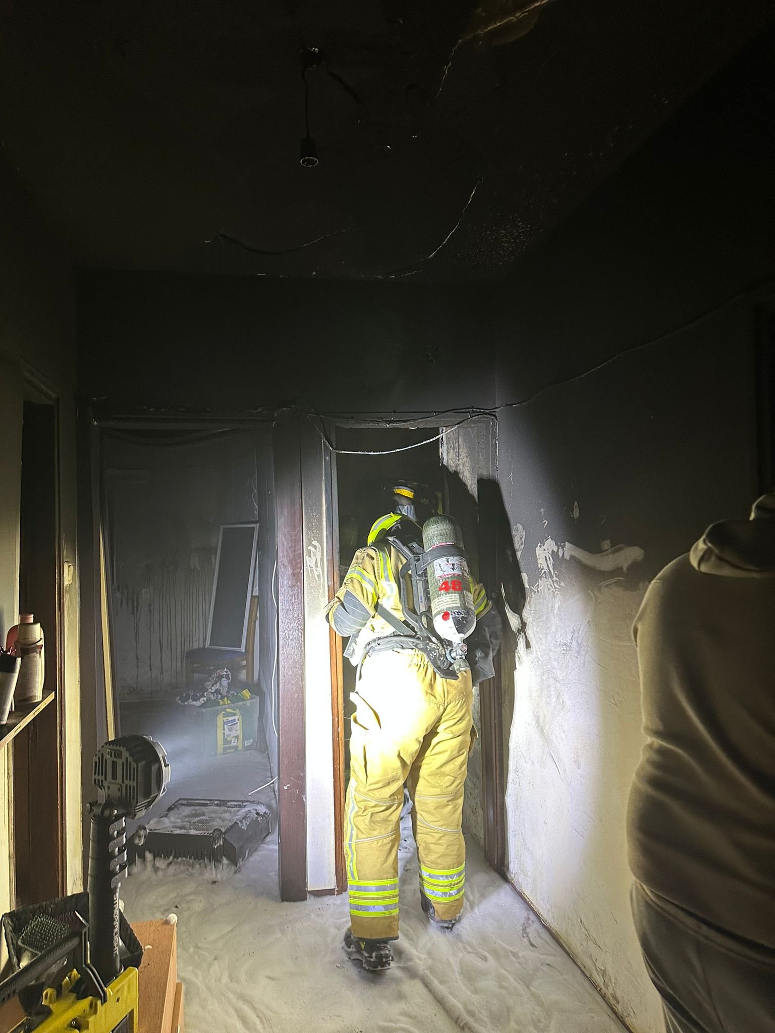 طواقم الاطفاء والانقاذ تخمد حريق في منزل بالمكر وسيارة في يركا .-1