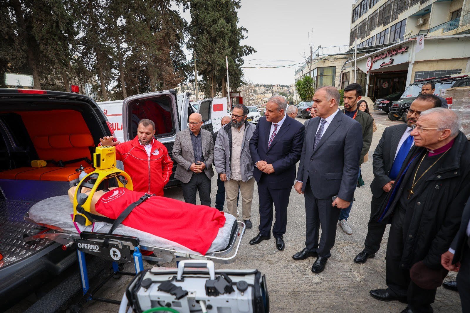 "وكالة بيت مال القدس" تسلم تجهيزات كاملة لحالات الطوارئ للهلال الأحمر في القدس-2