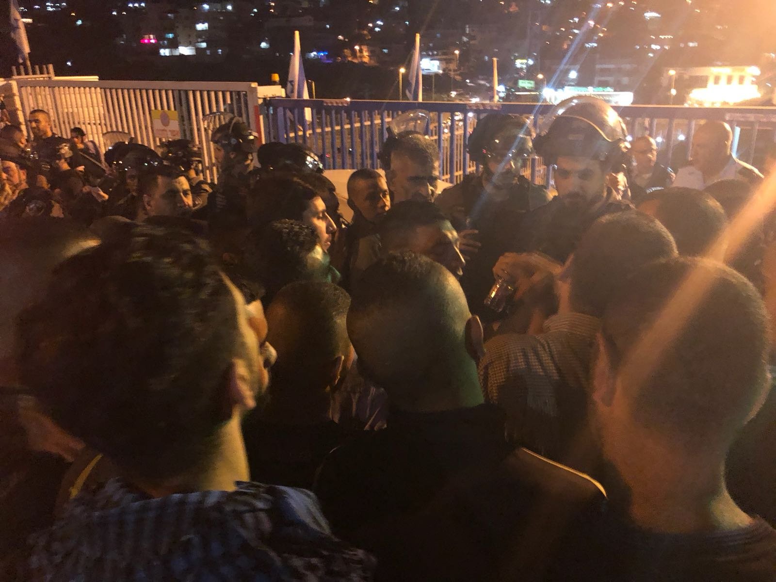 ام الفحم تتظاهر امام الشرطة واعتقال قاصر-0
