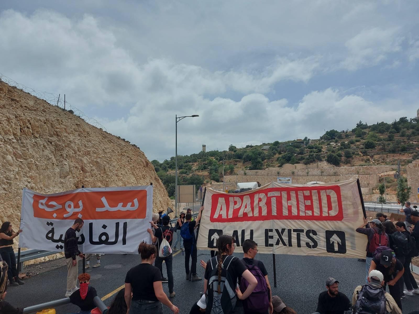 نشطاء القدس يعترضون القادمين الى مسيرة الأعلام-0