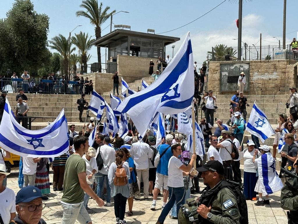 1262 مستوطنا اقتحموا الأقصى والمقدسيون ينددون بالإجراءات الإسرائيلية لحماية "مسيرة الاعلام"-0