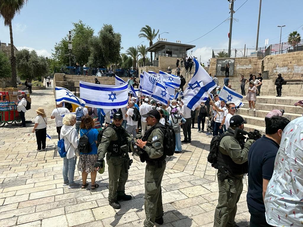 1262 مستوطنا اقتحموا الأقصى والمقدسيون ينددون بالإجراءات الإسرائيلية لحماية "مسيرة الاعلام"-1