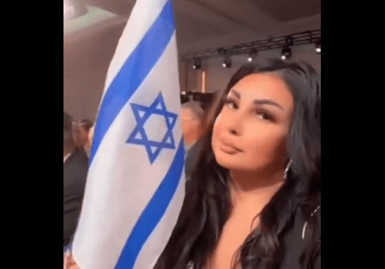 (فيديو) إعلامية لبنانية متهمة بـ “الخيانة العظمى” تغضب العرب بمقطع فيديو لوحت فيه بعلم إسرائيل-0