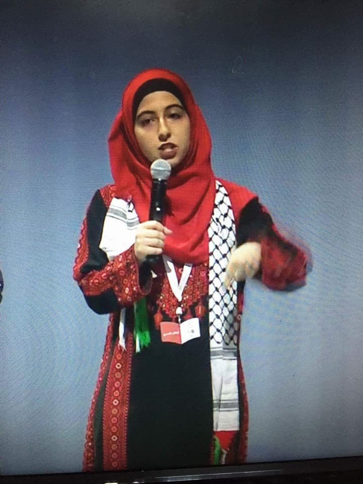 طالبة فلسطينية تدخل العالمية بـ"تحدي القراءة"‎-0