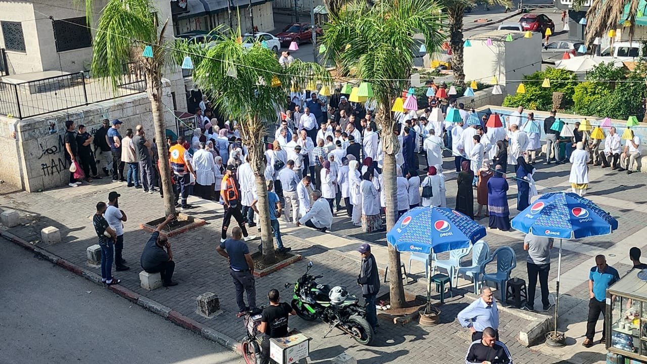 طولكرم: مسيرة للطواقم الطبية تنديدًا باستهداف مستشفى المعمداني بغزة-4