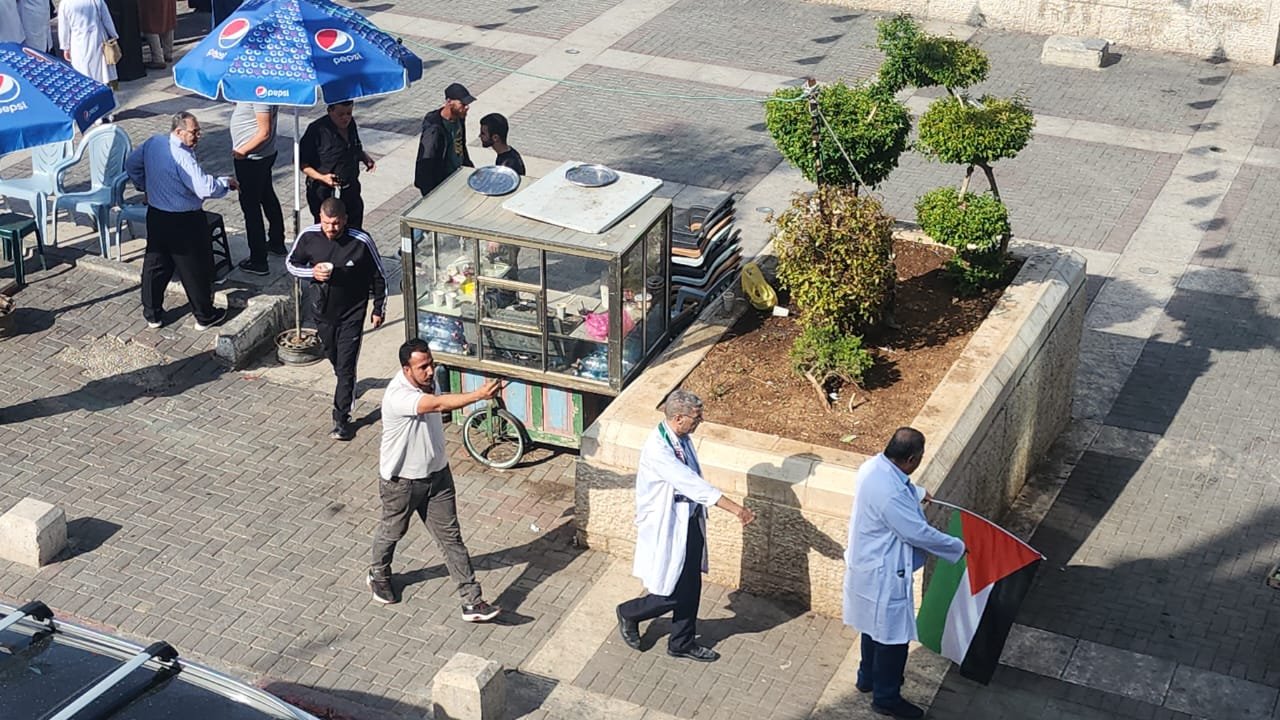 طولكرم: مسيرة للطواقم الطبية تنديدًا باستهداف مستشفى المعمداني بغزة-5