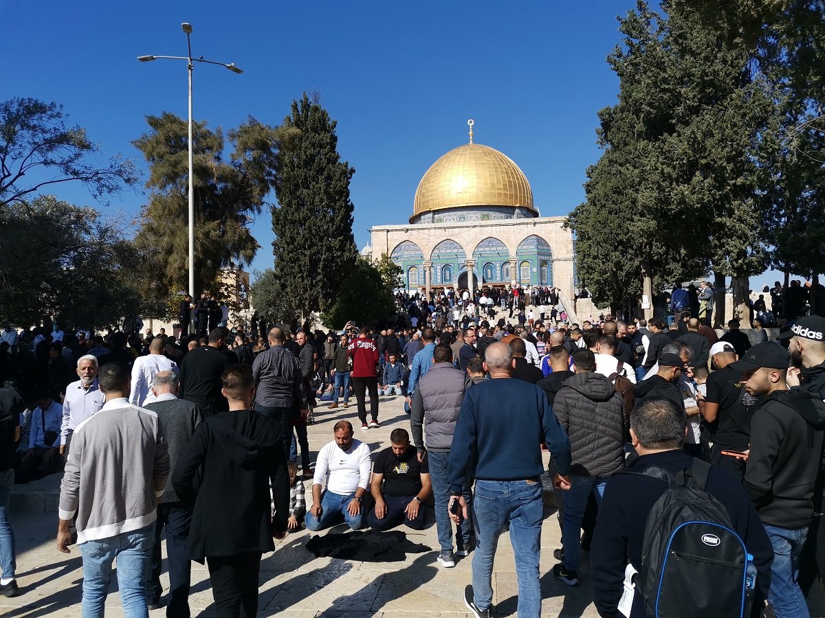 المصلون في المسجد الأقصى يؤدون صلاة الغائب على أرواح ضحايا حريق عائلة أبو ريا شمال قطاع غزة-0