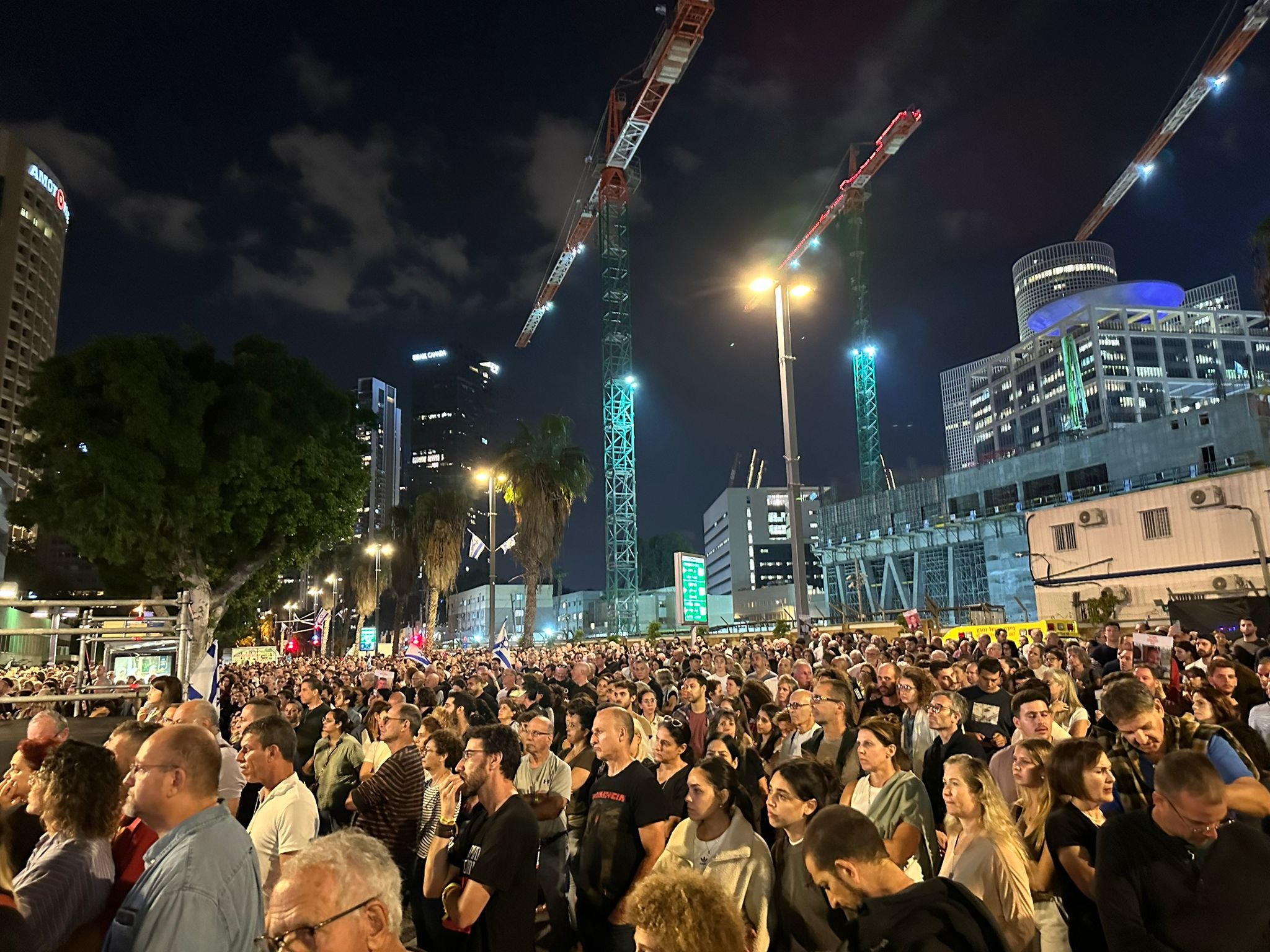 "اعيدوهم للبيت": مظاهرات أمام منزل نتنياهو تطالبه بالاستقالة-0