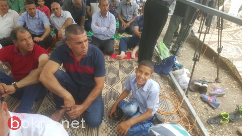 المئات يشاركون في صلاة جمعة حاشدة على أرض الروحة-1