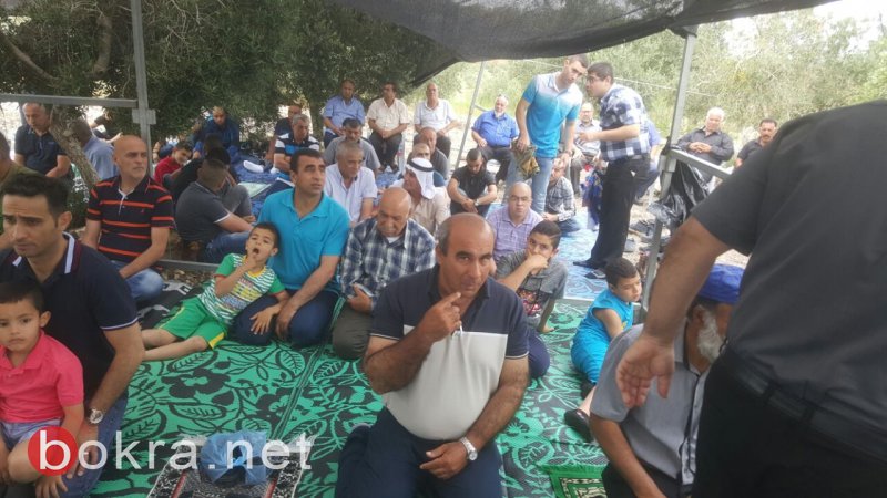 المئات يشاركون في صلاة جمعة حاشدة على أرض الروحة-2