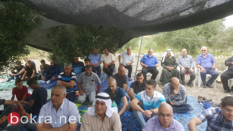 المئات يشاركون في صلاة جمعة حاشدة على أرض الروحة-15