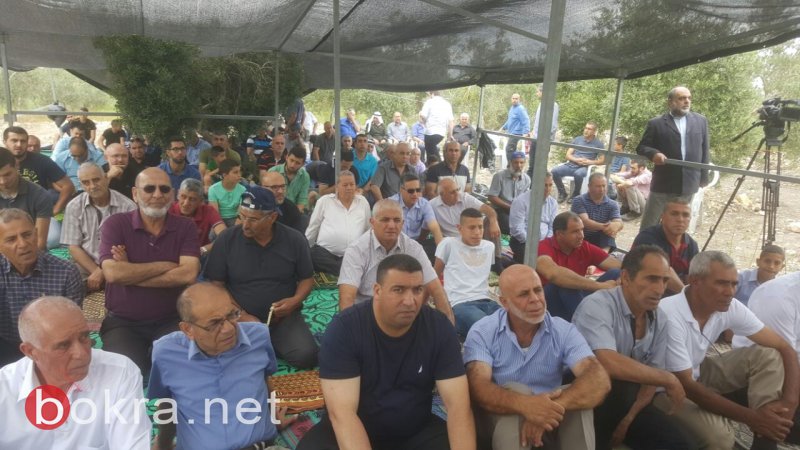 المئات يشاركون في صلاة جمعة حاشدة على أرض الروحة-19