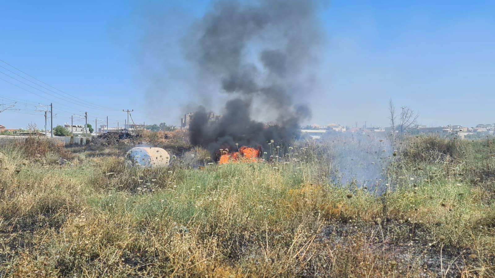 اللد تعليق حركة القطار في المدينة بسبب حريق كبير-1