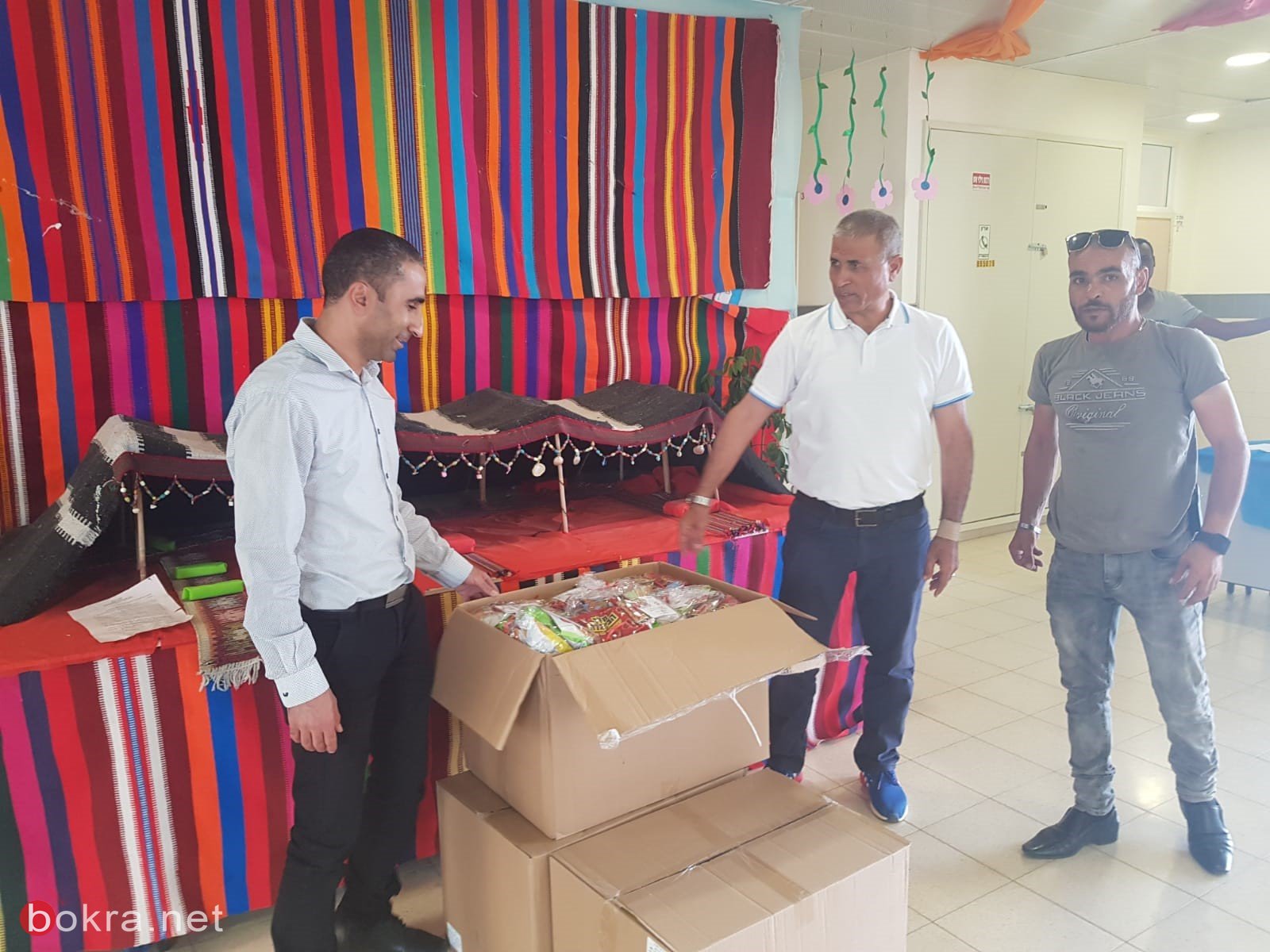 موظفو بنك هبوعليم فرع رهط يشاركون باحتفالية في مدرسة الامل بمناسبة عيد الاضحى المبارك-4