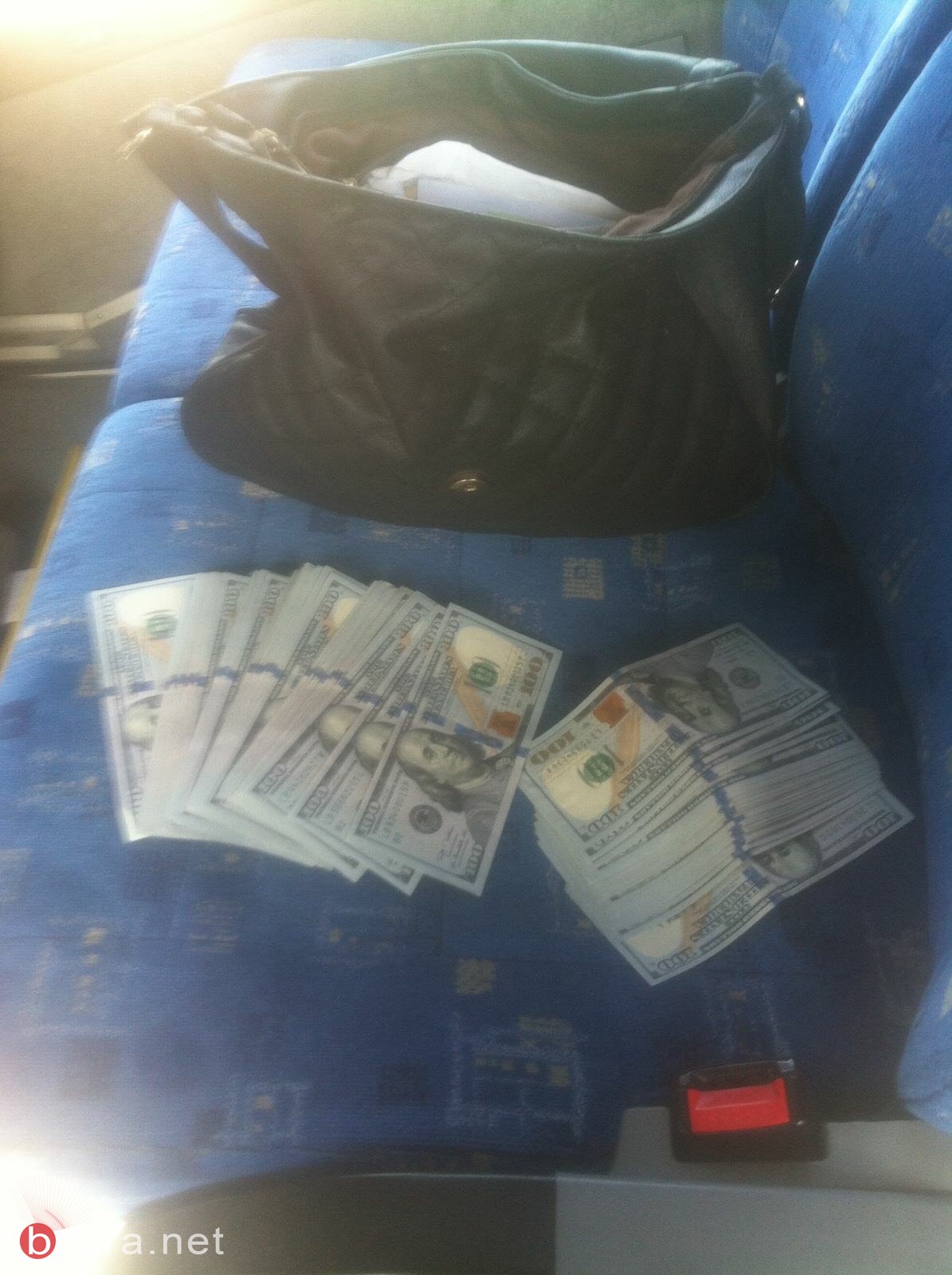 سائق باص من مجد الكروم يعيد مبلغ 10 آلاف دولار لعجوز نسيتها داخل الحافلة-0