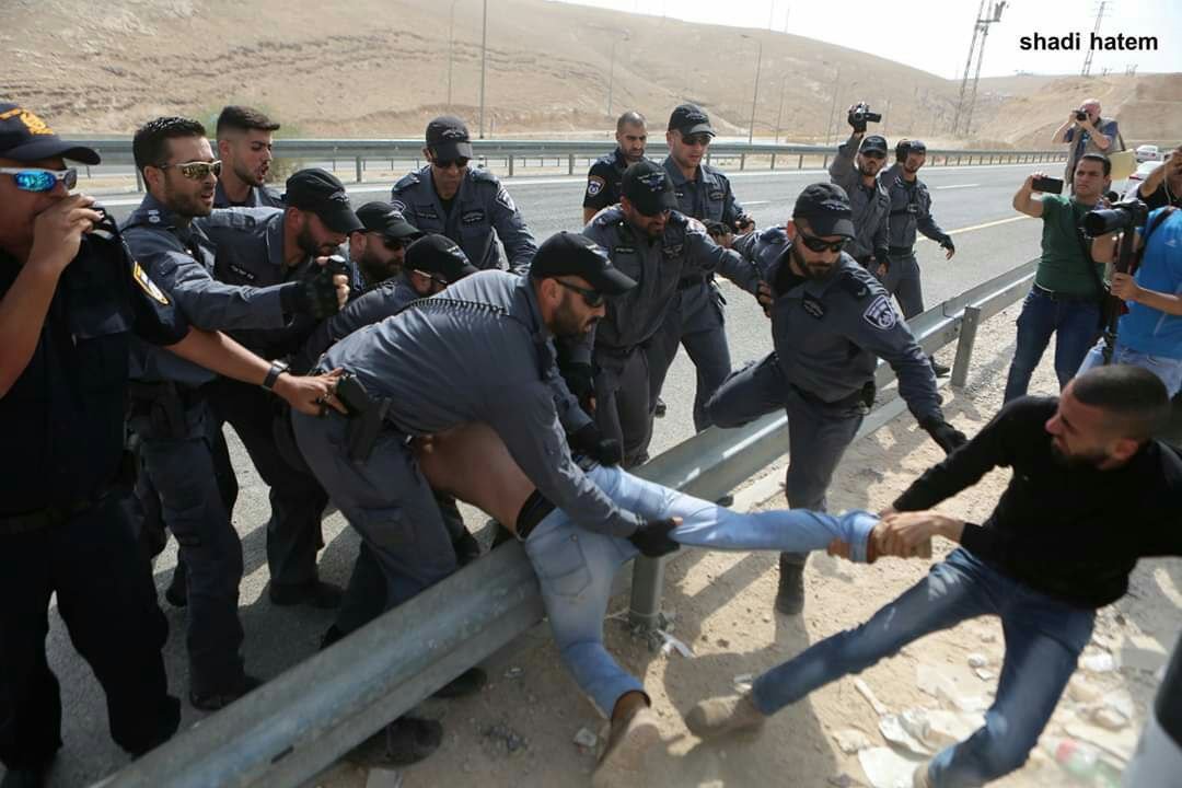 بينهم وزير فلسطيني .. اصابات خلال قمع الاحتلال مسيرة الخان الاحمر-0