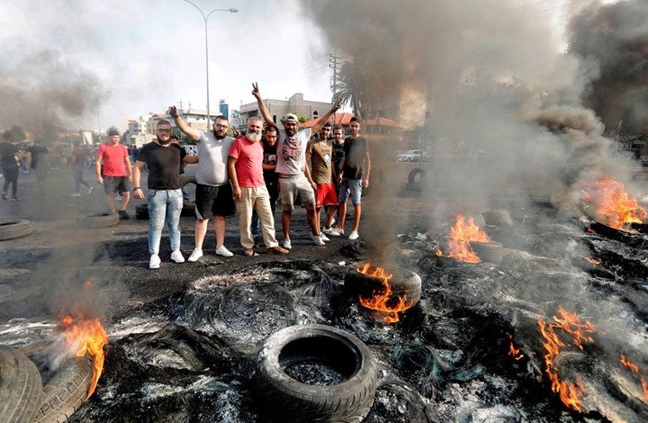 احتجاجات لبنان تتحول لفرصة لالتقاط الصور مع النيران المشتعلة-1