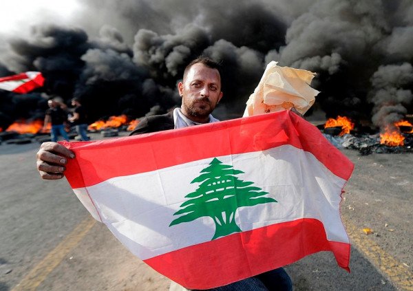 احتجاجات لبنان تتحول لفرصة لالتقاط الصور مع النيران المشتعلة-2