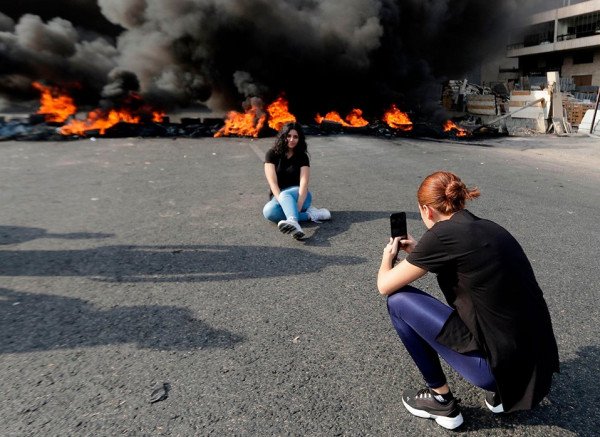احتجاجات لبنان تتحول لفرصة لالتقاط الصور مع النيران المشتعلة-3