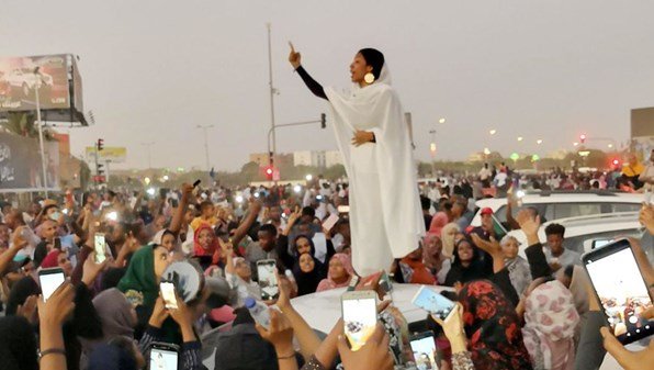 كيف حولت التظاهرات المرأة العربية إلى أيقونة؟-0