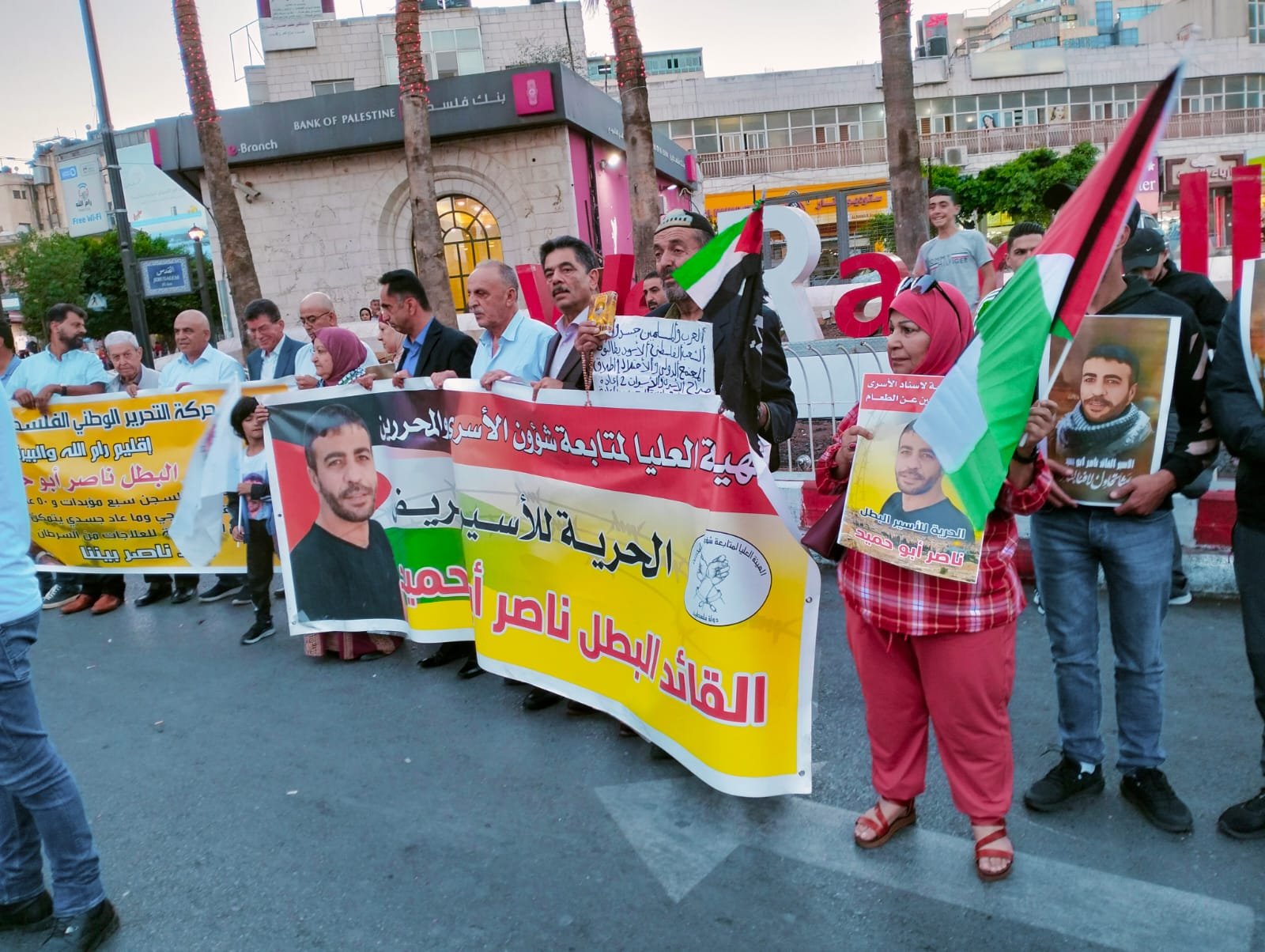 وقفة ومسيرة مطالبة بإطلاق سراح الأسير المريض أبو حميد في رام الله-2