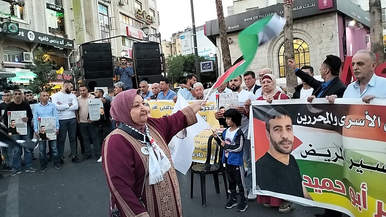 وقفة ومسيرة مطالبة بإطلاق سراح الأسير المريض أبو حميد في رام الله-5
