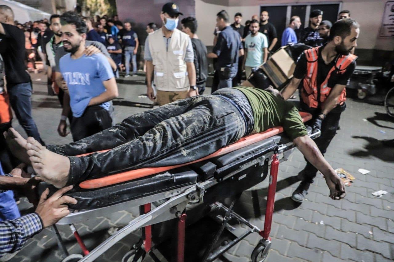 بالفيديو والصور: ضحايا كثر وإصابات في استهداف طائرات إسرائيلية لمباني كنيسة الروم الآرثوذكس وسط غزة-1