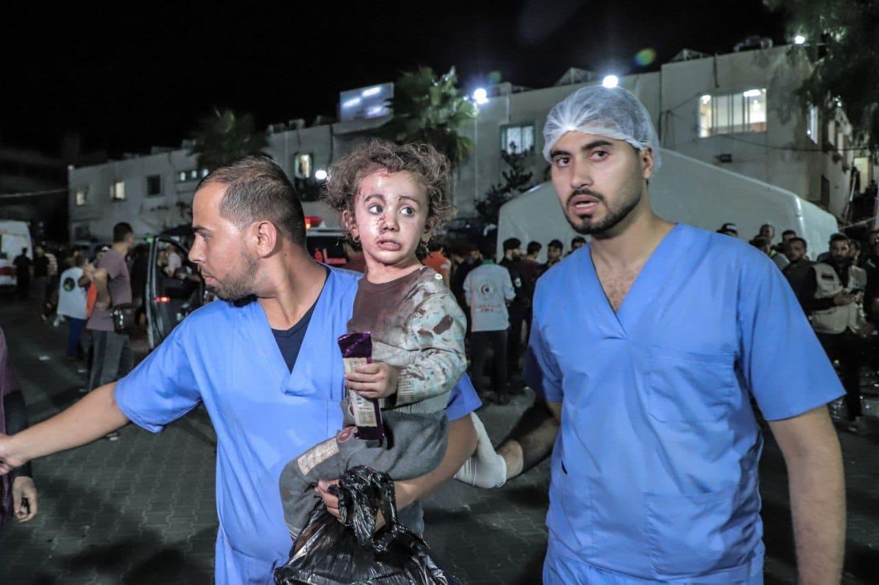 بالفيديو والصور: ضحايا كثر وإصابات في استهداف طائرات إسرائيلية لمباني كنيسة الروم الآرثوذكس وسط غزة-2